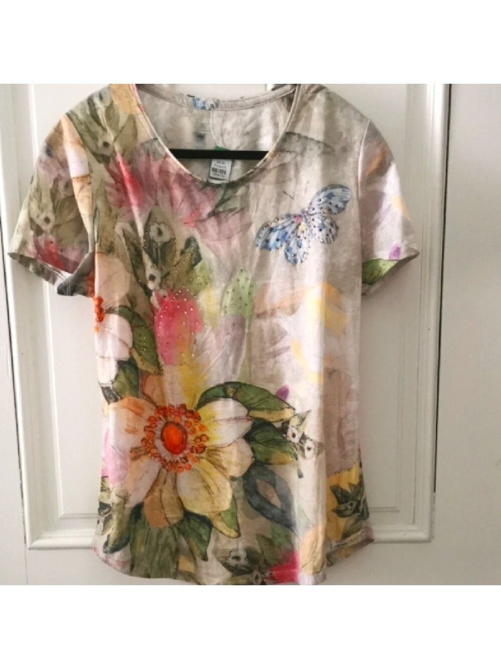 Alia floral bling cap sleeve top.Artsy, sequins, pastels . Size Medium. EUC